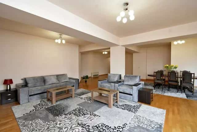 4 Սենյականոց բնակարան, Լեոի փող, Կենտրոն (Երևան)